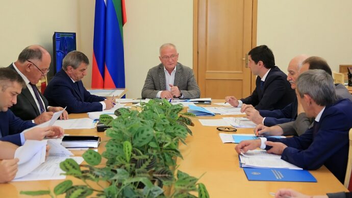Абдулпатах Амирханов поручил рассмотреть возможности участия Дагестана в новых госпрограммах