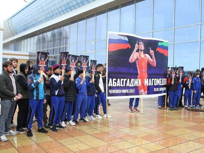 Медалисты чемпионата мира по вольной борьбе прибыли в Махачкалу