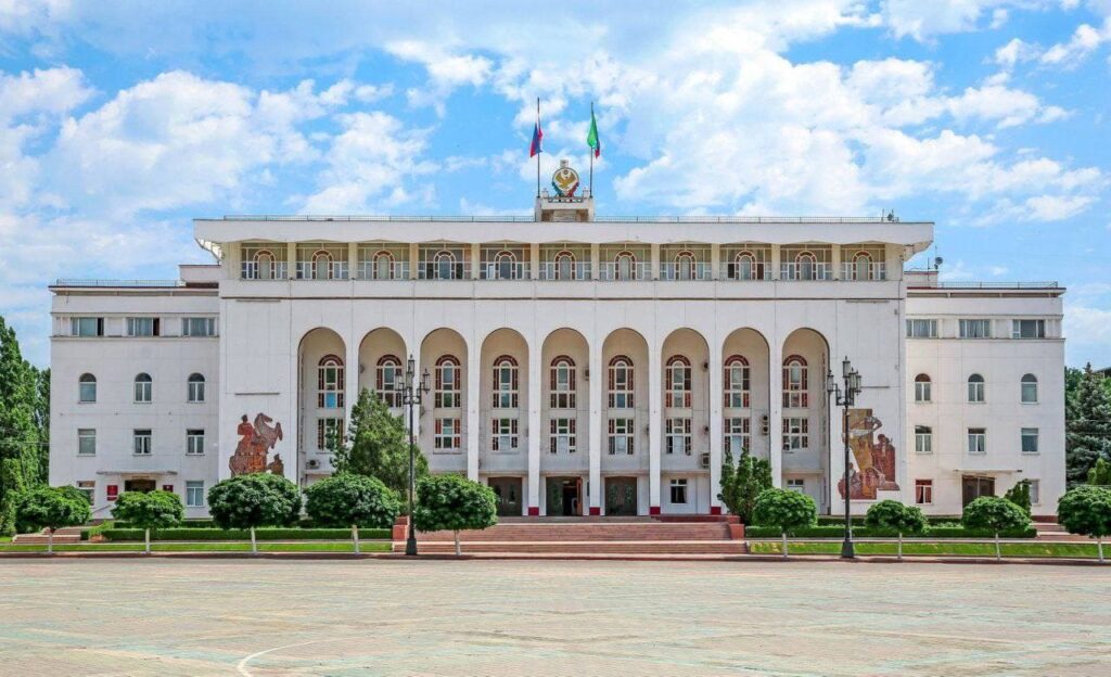 Правительство РД выплатит премии 100-балльникам и победителям всероссийских олимпиад и конкурсов