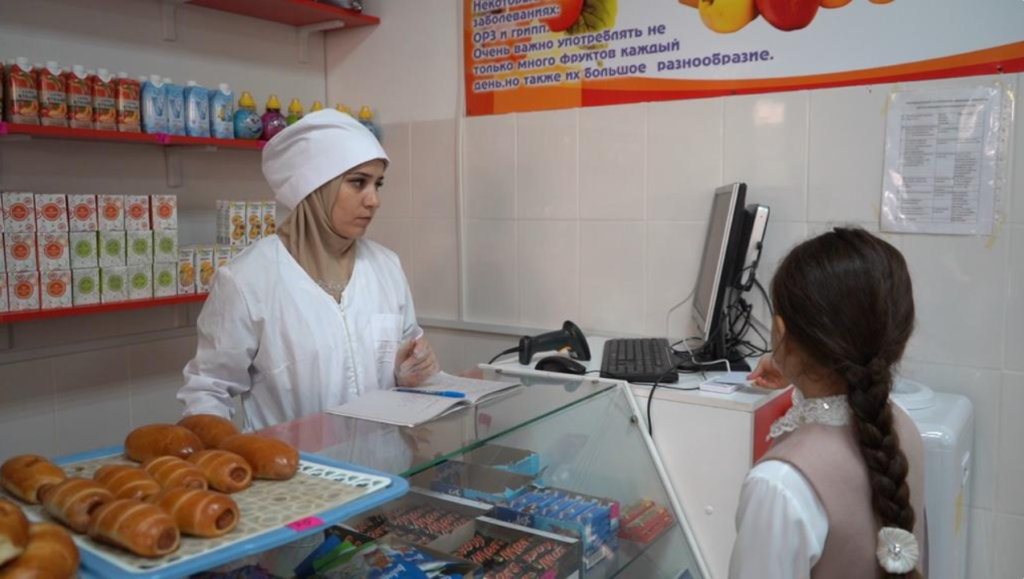 В школах города Дербент вводится безналичная оплата питания в столовых