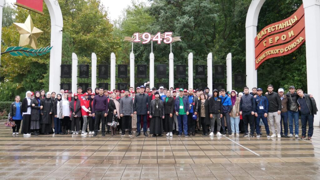 В Махачкале в парке им. Ленинского комсомола участники межрелигиозного форума провели антитеррористическую акцию