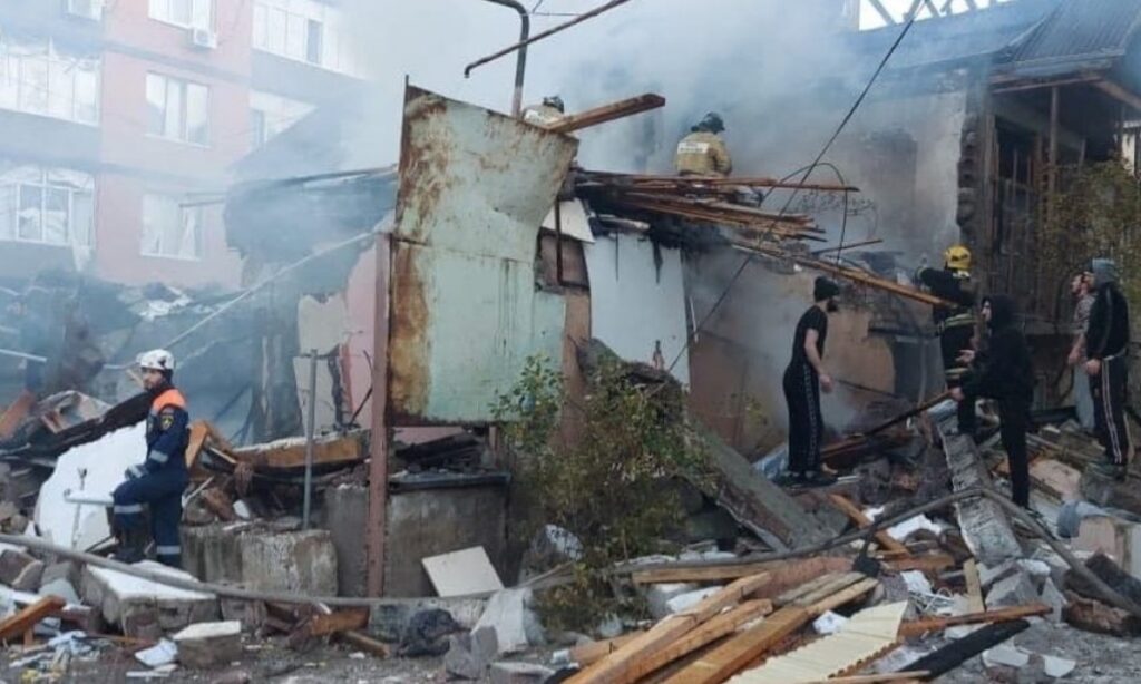 Пострадавшим при пожаре в частном доме  в Махачкале оказывается вся необходимая медицинская помощь