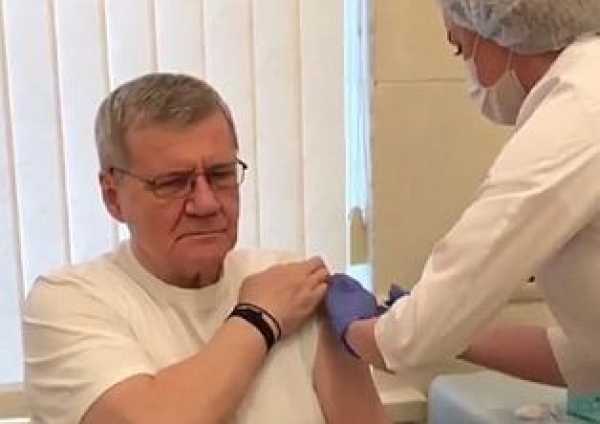 Юрий Чайка прошел ревакцинацию от коронавирусной инфекции