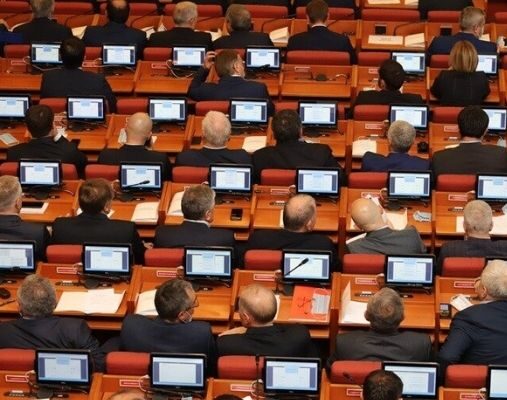 Депутаты парламента РД поддержали законопроект о введении QR-кодов