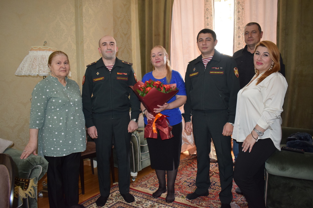 В День матери росгвардейцы Дагестана поздравили маму кавалера ордена Мужества Марата Молчанова