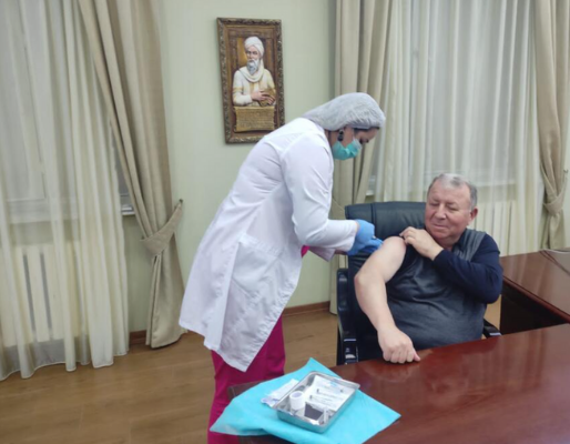 Госсекретарь Дагестана Магомед-Султан Магомедов прошел вакцинацию