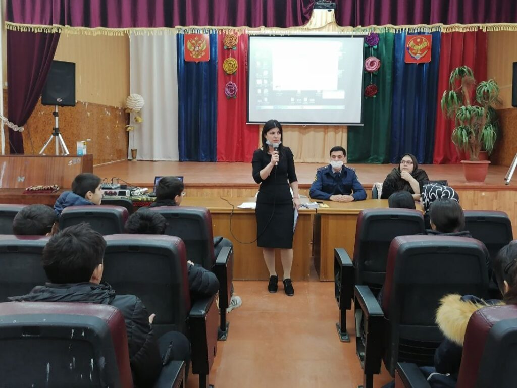 Социальная служба Минтруда Дагестана проводит работу по оказанию правовой помощи детям