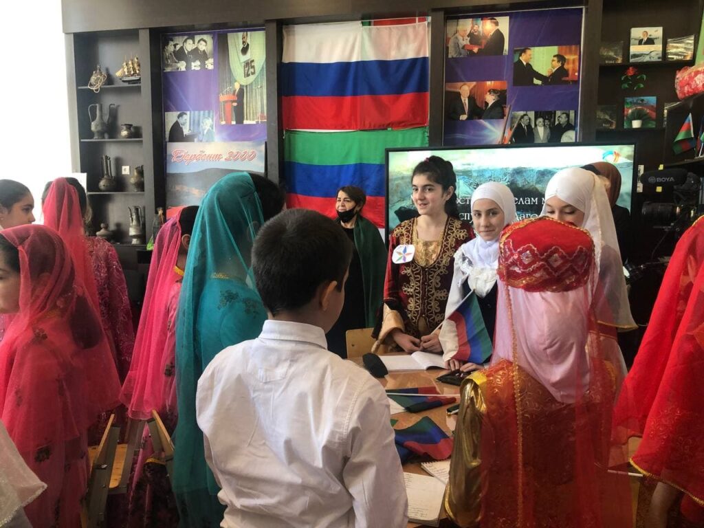 Gəlin ana dilimizi sevək
