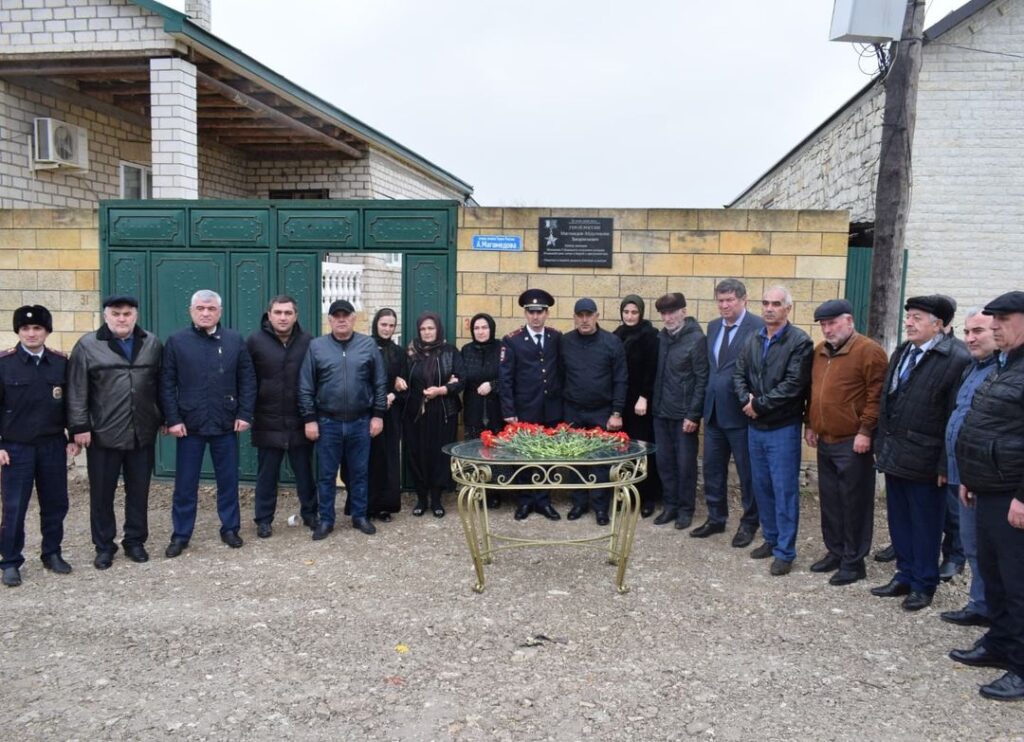 В селе Губден Карабудахкентского района открыли мемориальную доску, посвященную Герою России Абдулмалику Магомедову