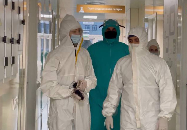 Красную зону городского ковид-госпиталя посетили корреспонденты из Каспийска