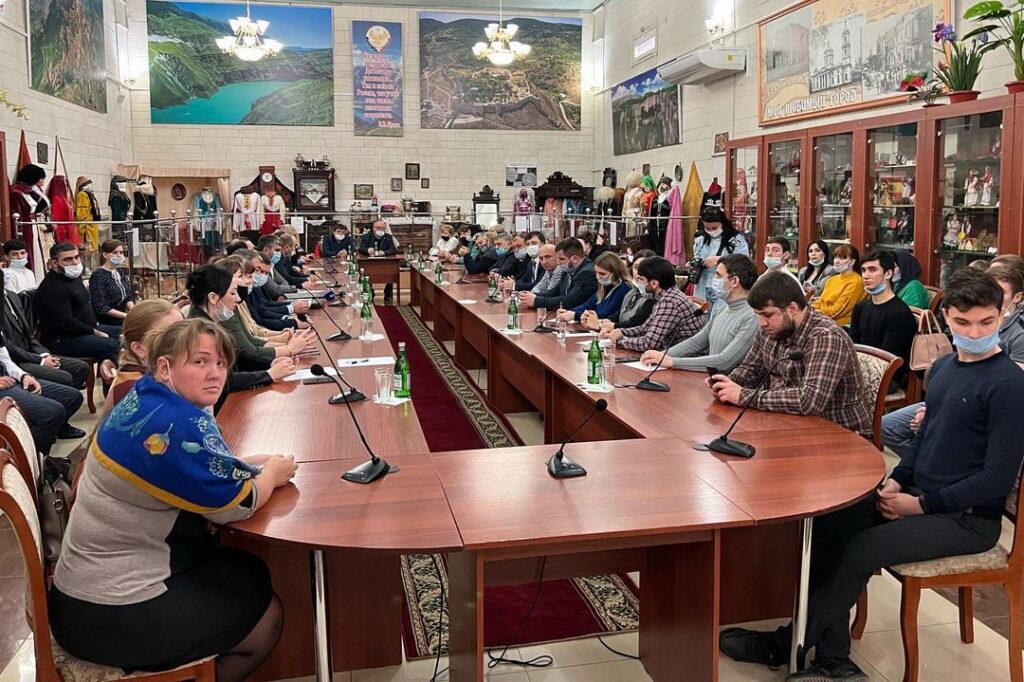 Депутат Госдумы Султан Хамзаев провел общественные слушания в Кизляре