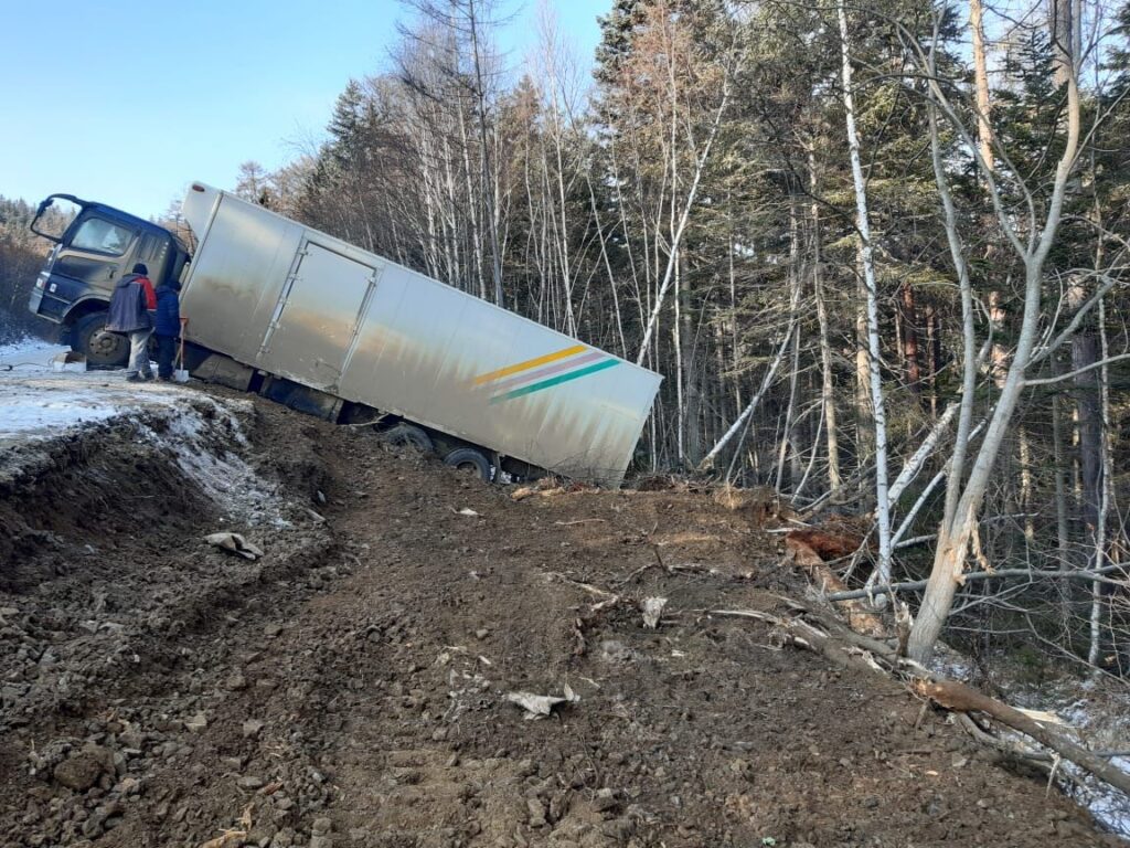 Фуру, застрявшую на дороге в 800 км от Хабаровска, удалось поднять