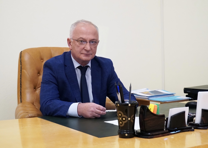Абдулпатах Амирханов поздравил энергетиков Дагестана с профессиональным праздником
