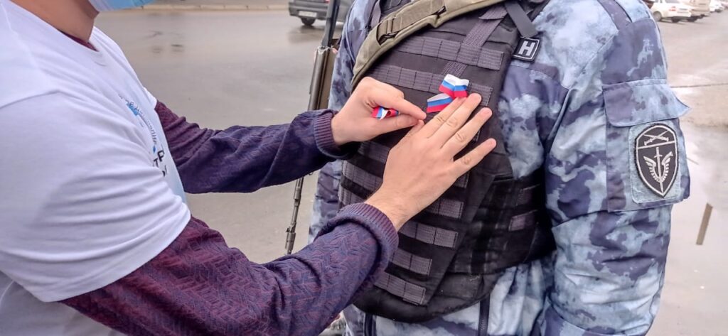 В Дагестане росгвардейцы поддержали акцию «Российский триколор»