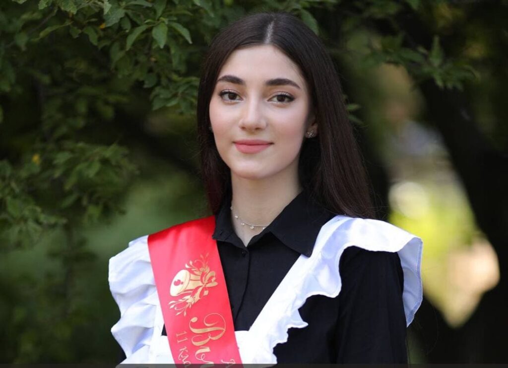 Алина Асадулаева-стобалльница по русскому языку
