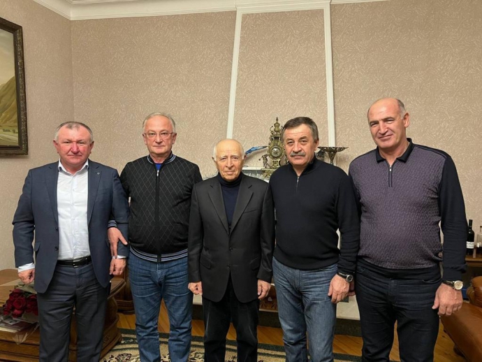 Абдулпатах Амирханов поздравил Муху Алиева с награждением орденом «За заслуги перед Отечеством»