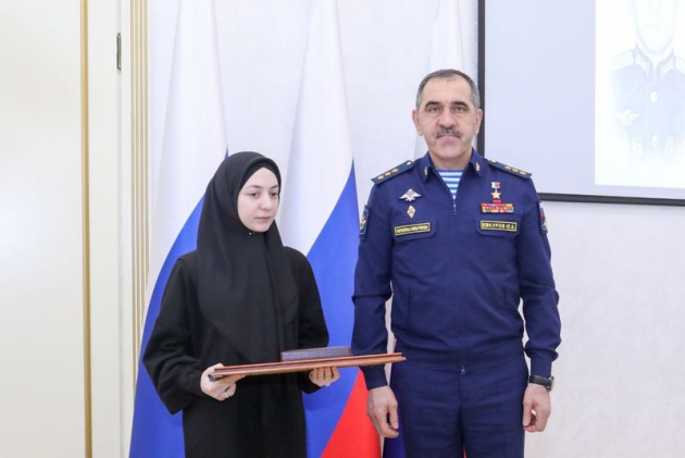 Юнус-Бек Евкуров вручил Звезду Героя родственникам погибшего Нурмагомеда Гаджимагомедова