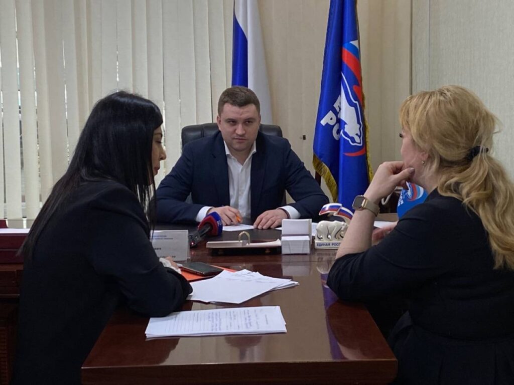 Депутат Госдумы Артём Бичаев провел приём граждан в приемной «Единой России»