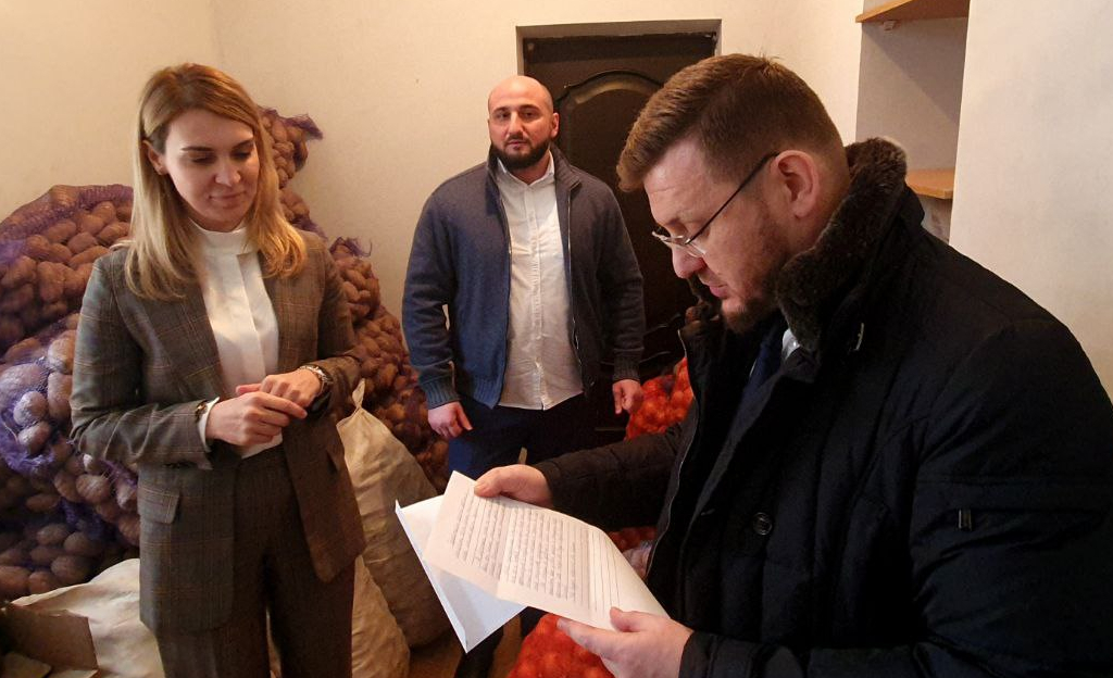 Мэр Махачкалы посетил пункт сбора гуманитарной помощи для жителей Донбасса
