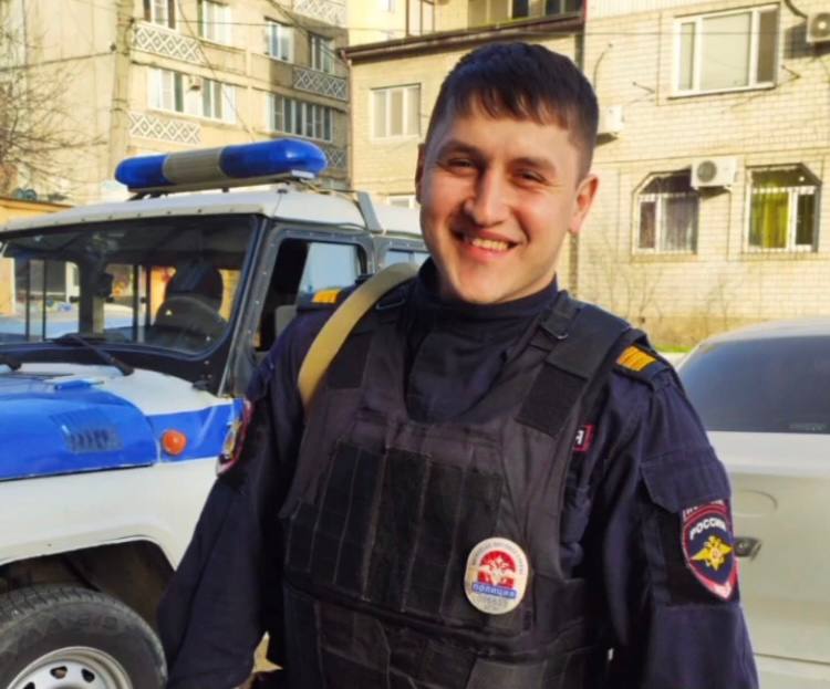 Полицейский в Махачкале спас ребенка