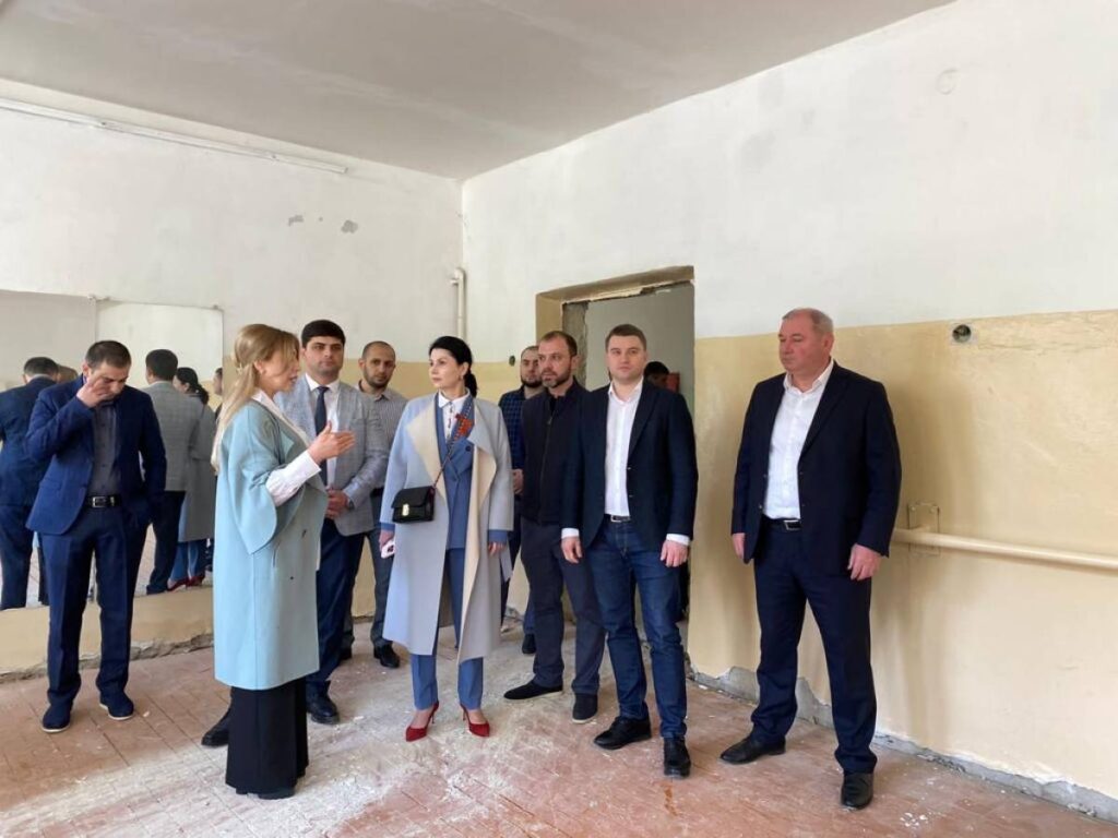 Депутаты-единороссы проверили ход капремонта в столичных школах Дагестана