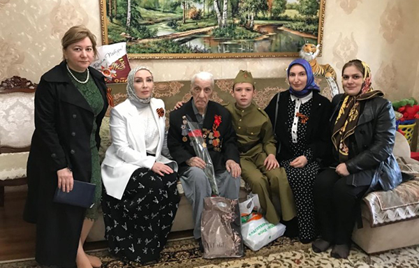 Работники Минтруда Дагестана поздравили Ветеранов ВОВ