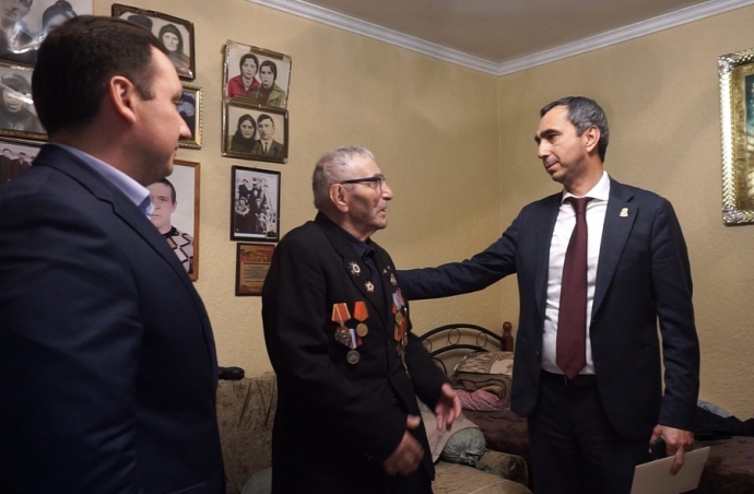 Заур Эминов поздравил с Днем Победы ветерана Великой Отечественной войны Алиханича Арабова