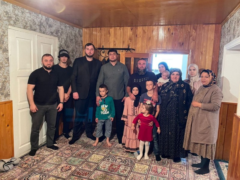 Социальные работники Минтруда Дагестана в Хасавюртовском районе поздравили многодетные семьи с рождением 11 и 12 ребенка