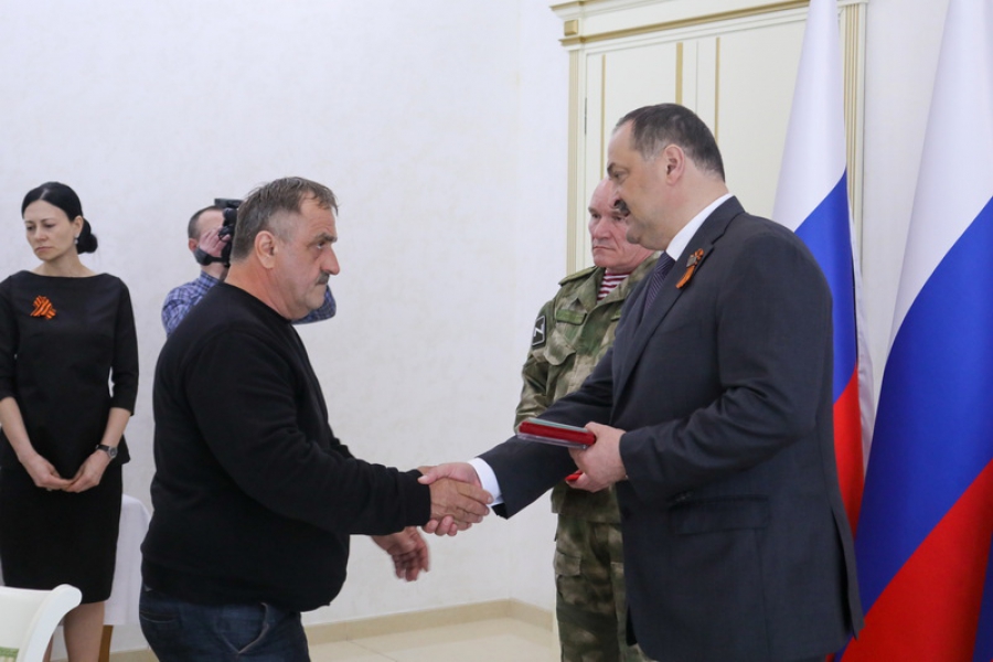 Сергей Меликов и Сергей Захаров передали госнаграды родственникам погибших военнослужащих