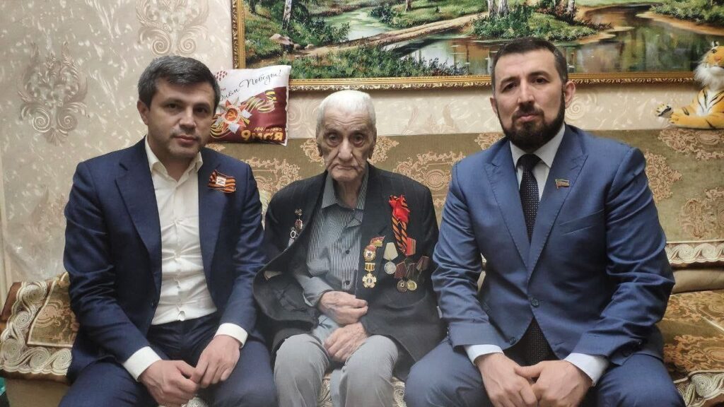 Шамиль Омаров и Низам Халилов посетили ветерана ВОВ Мамедова Асадуллу Ибрагимовича