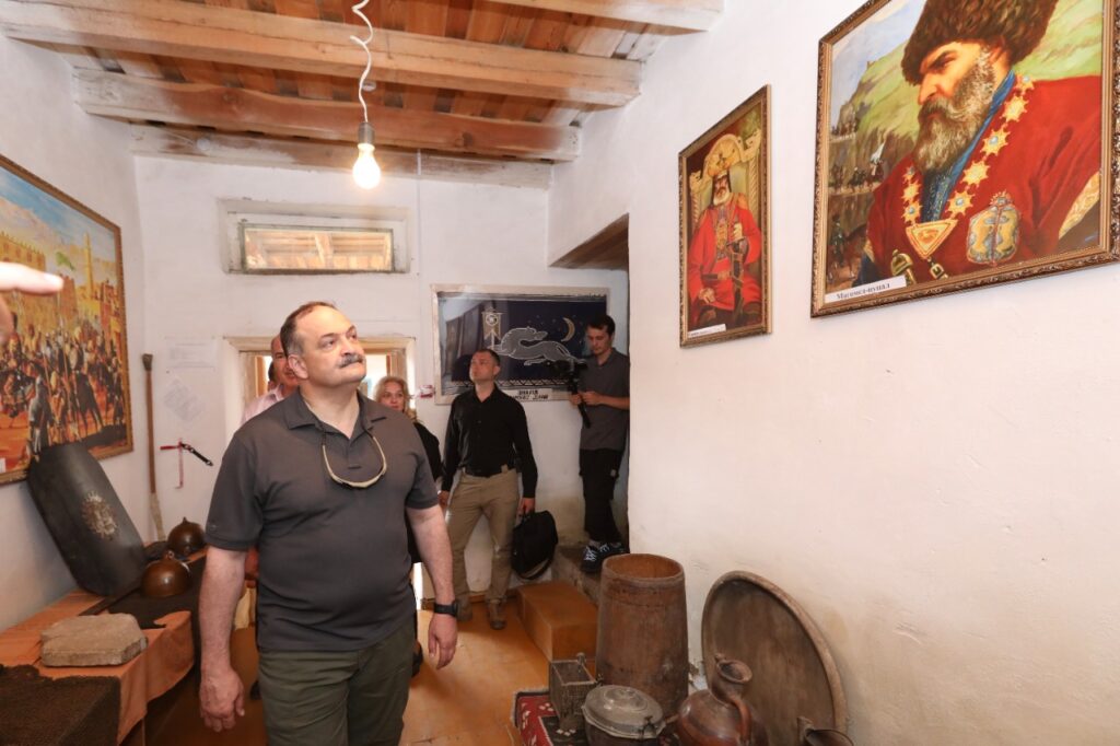 В Хунзахе Сергей Меликов посетил один из самых крупных краеведческих музеев республики