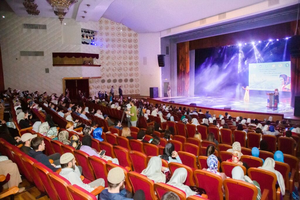 Образовательные организации Муфтията РД провели литературный вечер, посвященный 90-летию народной поэтессы Фазу Алиевой «Голос мира и любви»