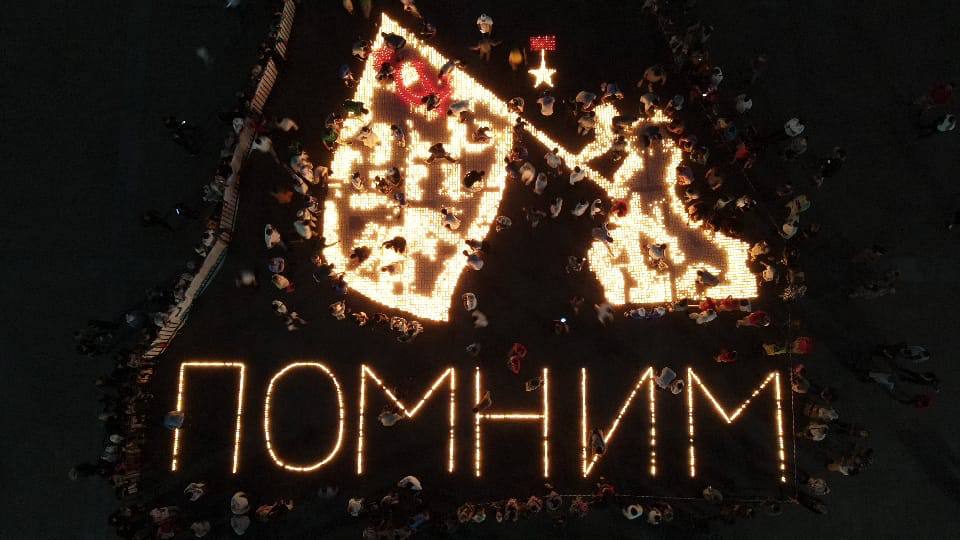 В Махачкале прошла акция «Огненные картины войны»