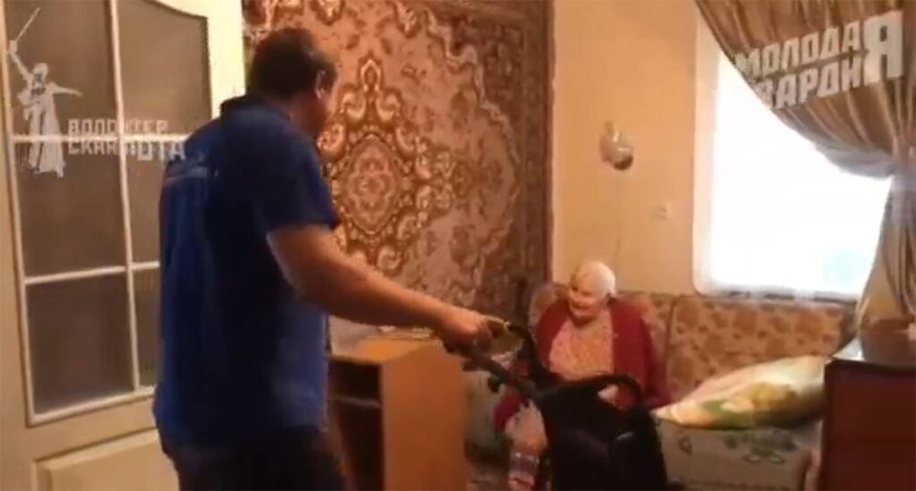 Волонтёры «Молодой Гвардии Единой России» доставили коляску 101-летней ветерану из Мелитополя