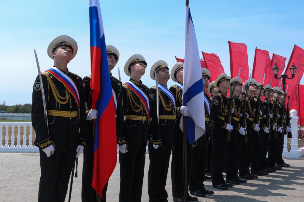 В Каспийске прошел масштабный военно-морской парад ко Дню ВМФ