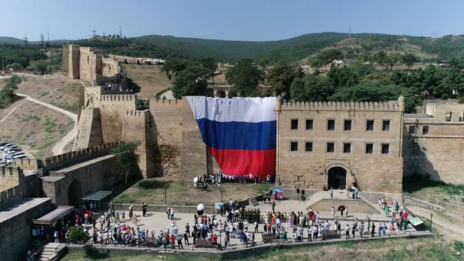 В Дербенте состоялся флешмоб «Гордо реет флаг державный»