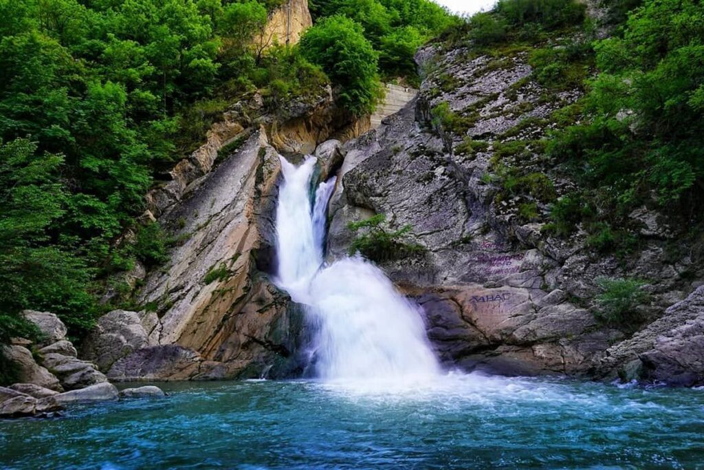 Xanaq şəlaləsi turistləri cəlb edir