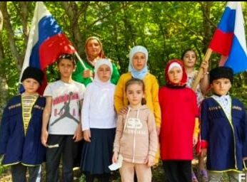 В Казбековском районе прошел флешмоб в честь Дня флага России