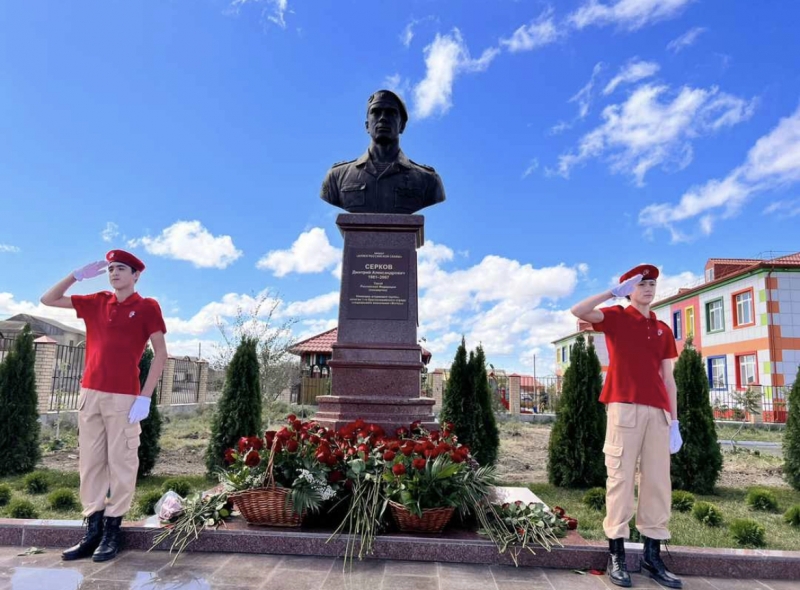 В Новолакском районе открыли бюст Героя России Дмитрия Серкова, героически погибшего в Дагестане