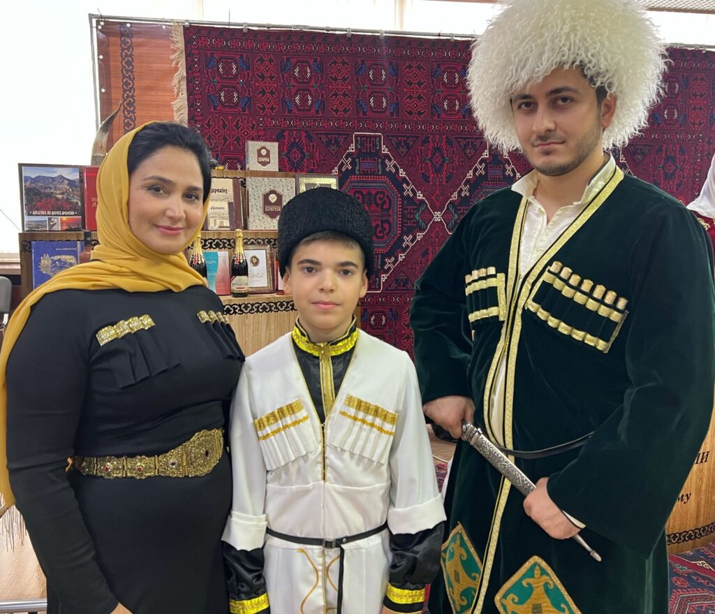 В Сочи проходит презентация стенда Республики Дагестан и круглый стол по обсуждению освещения Года Расула Гамзатова