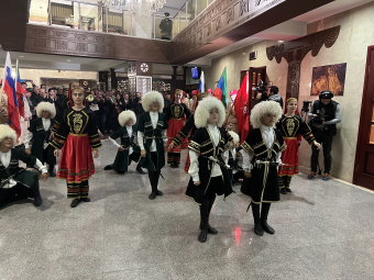В аэропорту Махачкалы торжественно встретили Героя России Руслана Курбанова