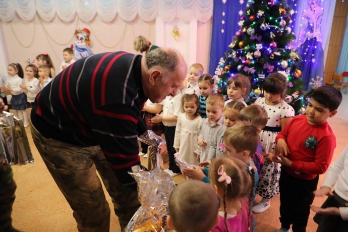 1000 новогодних подарков из Дагестана получили дети Луганска