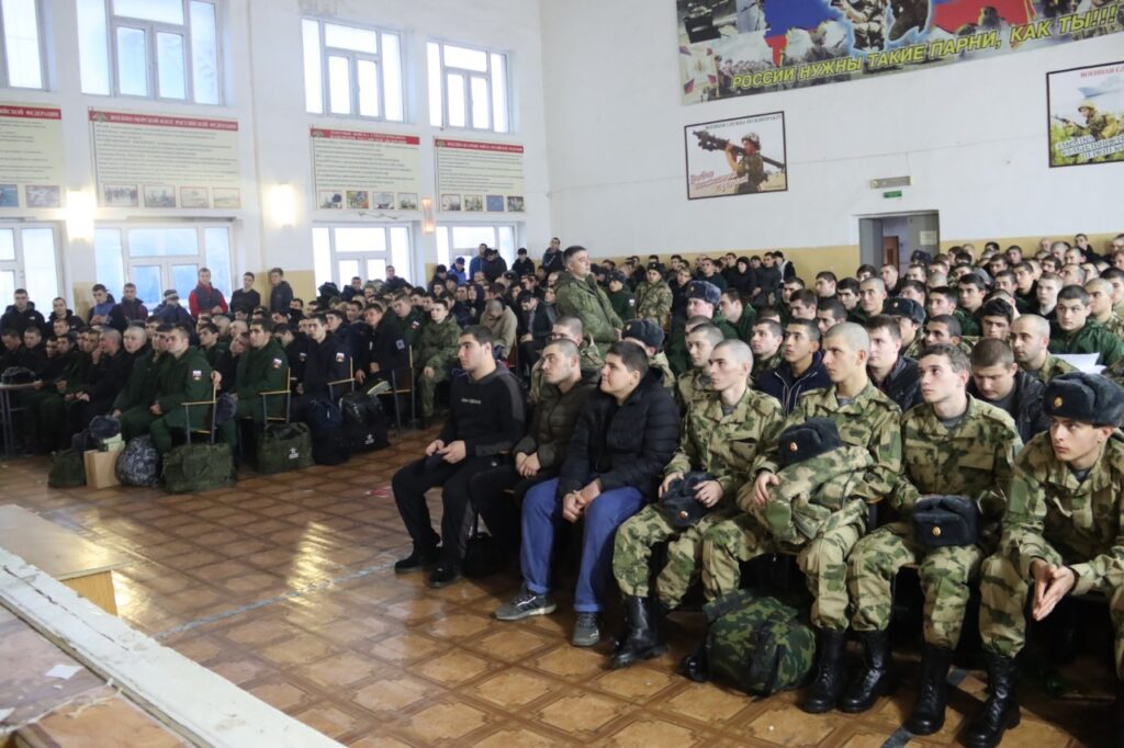 В сборном пункте Махачкалы прошла очередная встреча с призывниками