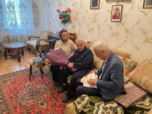 Представители Минтруда РД поздравили сегодня с 99-летием ветерана Великой Отечественной войны Ильяса Батырхановича Казиханова