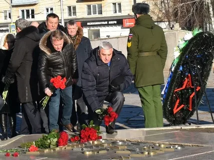 В Махачкале в День неизвестного солдата состоялась церемония возложения цветов к Вечному огню