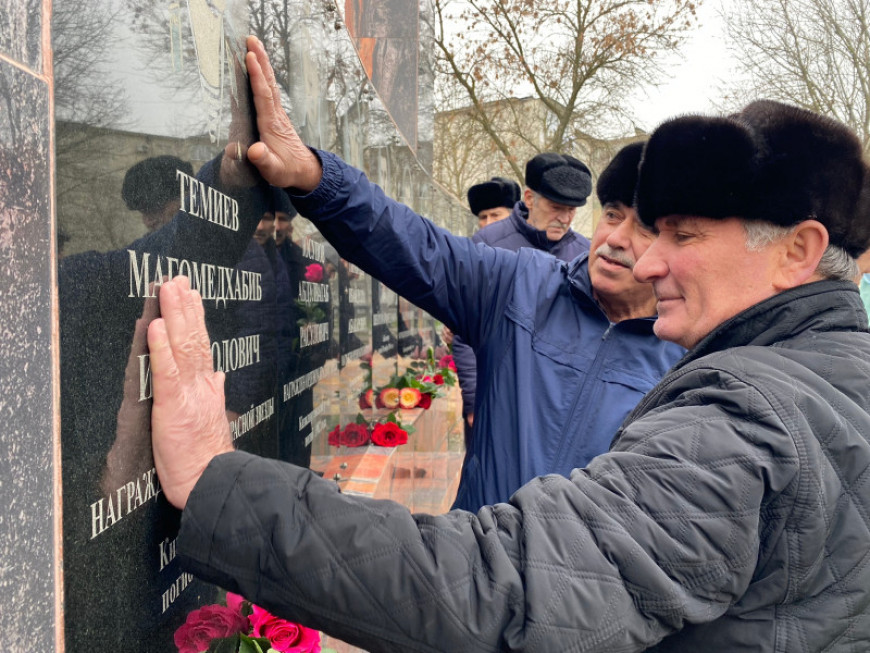 КИЗИЛЮРТОВСКИЕ ВЕТЕРАНЫ В ДЕНЬ ВВОДА СОВЕТСКИХ ВОЙСК В АФГАНИСТАН ПОЧТИЛИ ПАМЯТЬ ПОГИБШИХ МИНУТОЙ МОЛЧАНИЯ