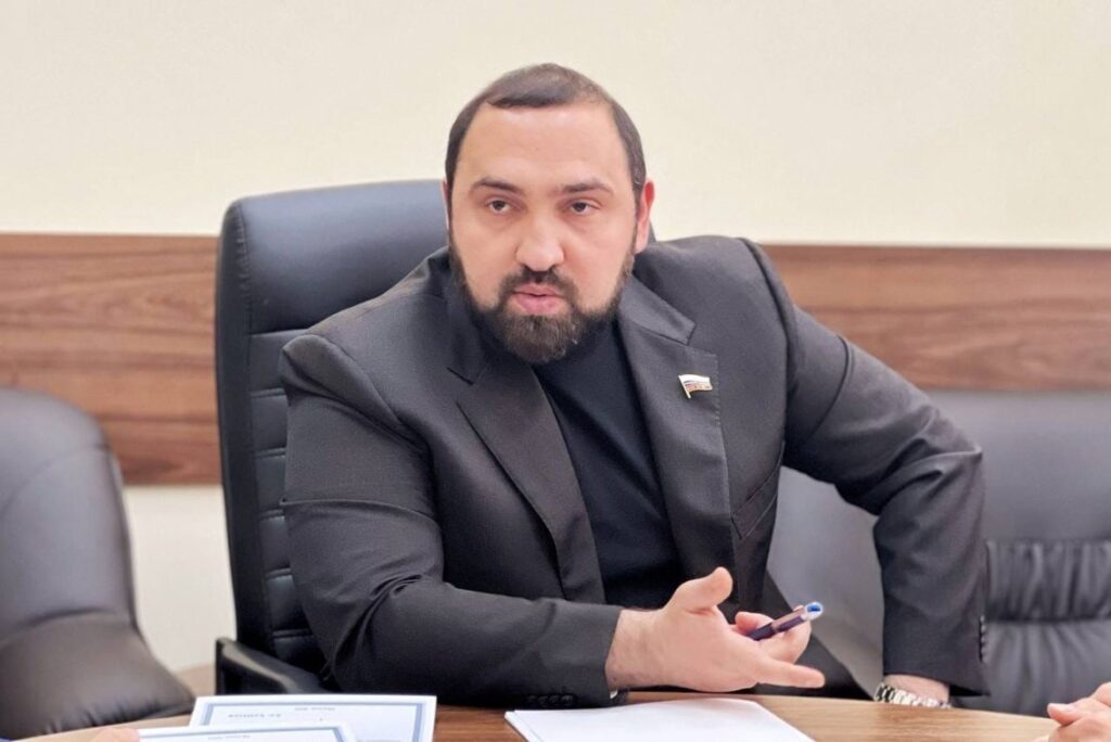 Депутат Султан Хамзаев добивается запрета продажи вейпов