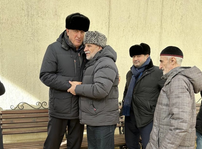 Абдулмуслим Абдулмуслимов навестил семью Героя России Нурмагомеда Гаджимагомедова