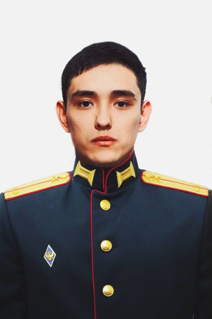 С честью защищает Родину!
