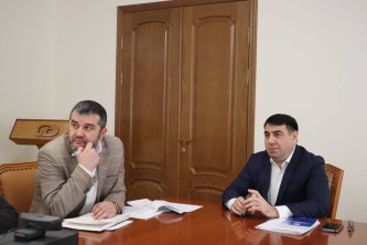Алибек Алибеков принял участие в ВКС по вопросу включения Дагестана в инвестпроект по обновлению общественного транспорта
